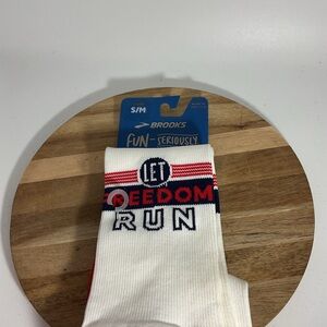 Brooks Let Freedom Run White Crew Socks - S/M